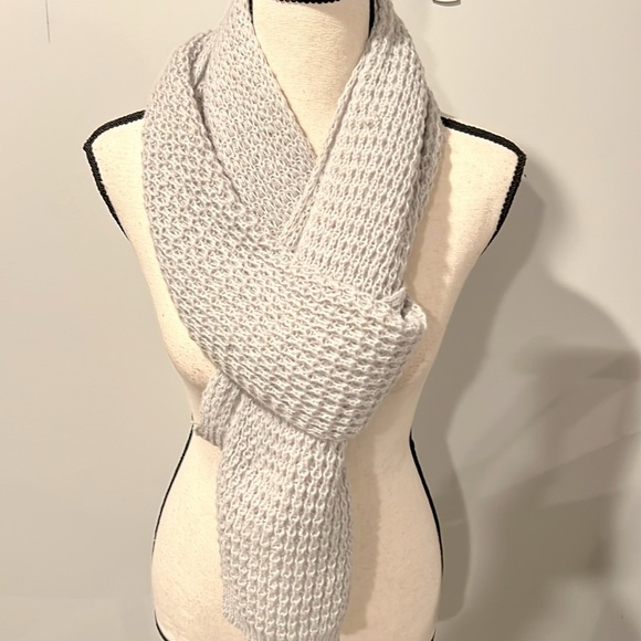 Bundle of Scarves and Gloves - Picture 9 of 12